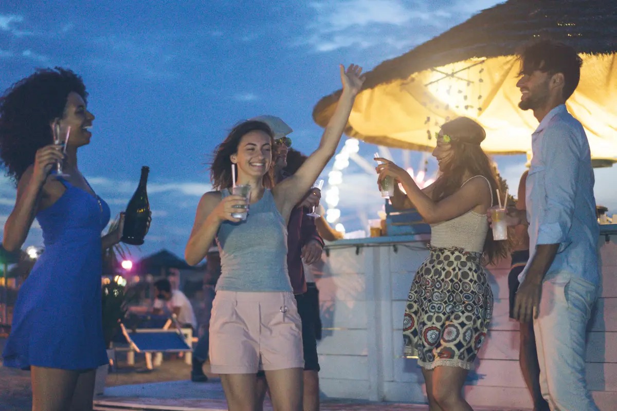  Movida in spiaggia, le discoteche contro i chiringuiti: «Serve il modello Ibiza»