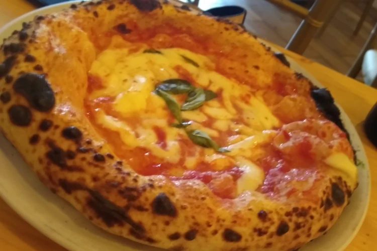 La vera pizza napoletana a Bergamo? Da Vasinikò