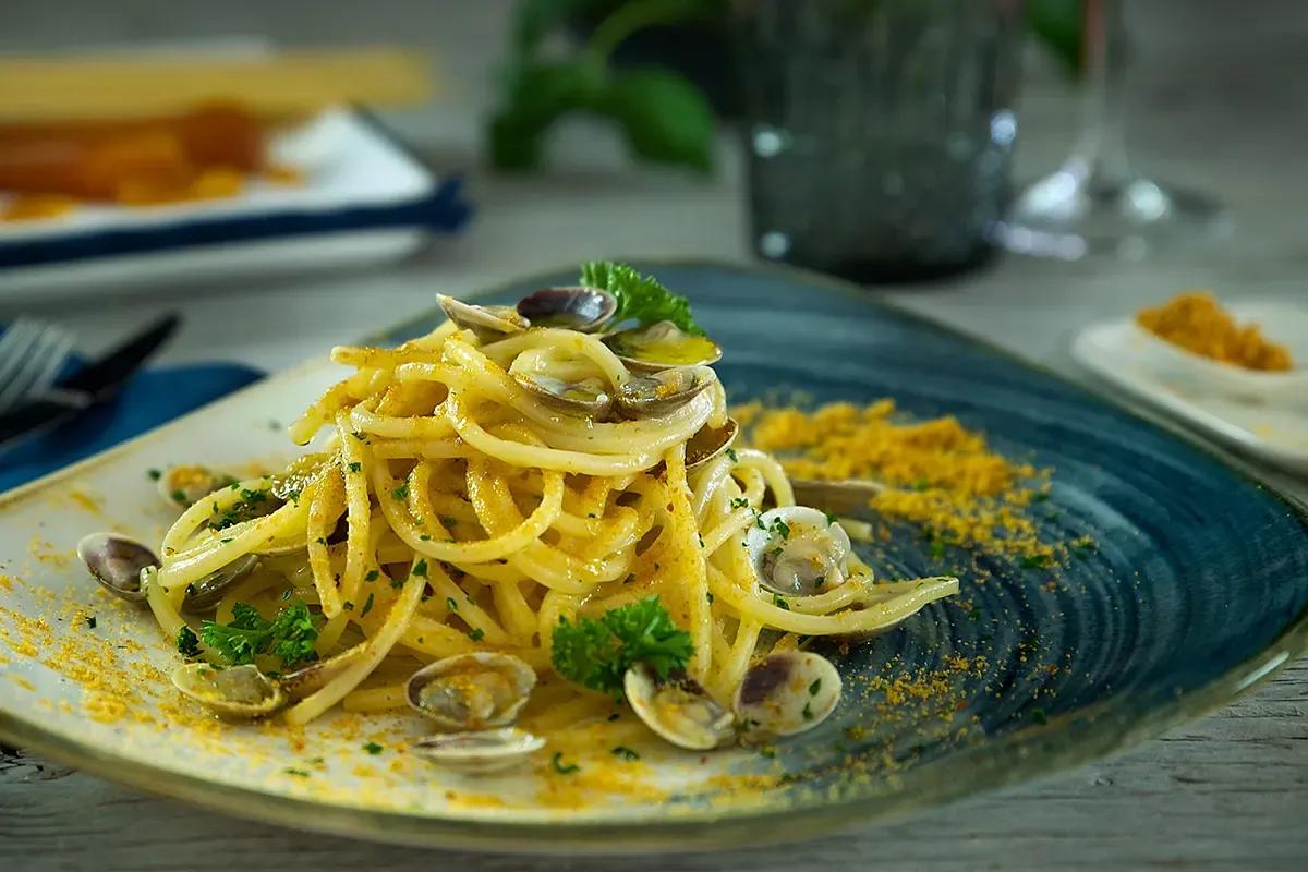 Spaghetti, bottarga, vongole e aglio nero