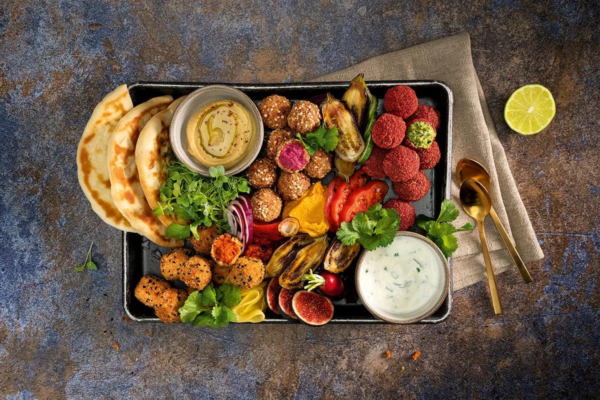Polpettine falafel e ali vegane di cavolfiore: gusto e sostenibilità in tavola