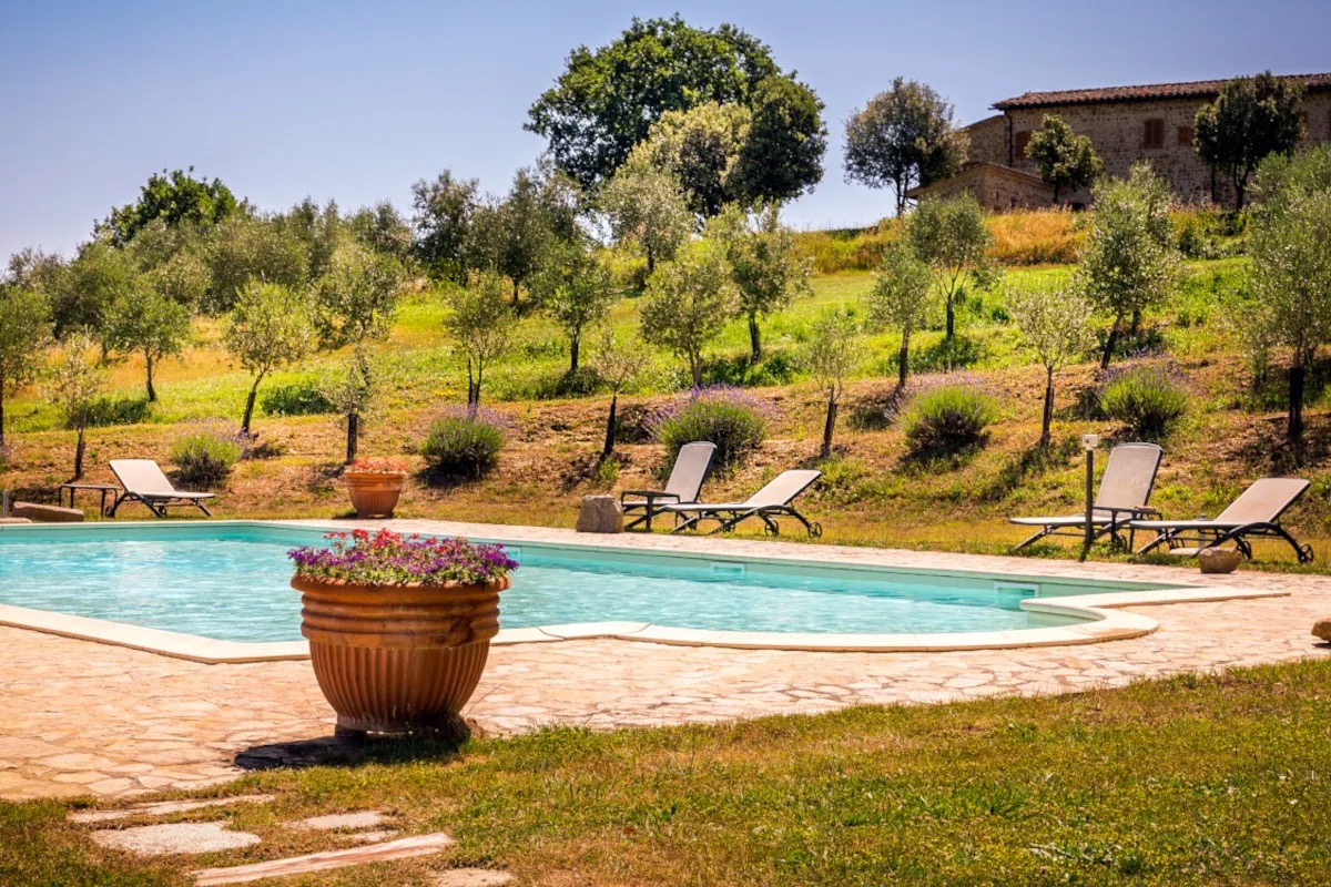 Un tuffo nella natura: dieci piscine con vista panoramica in tutta Italia 