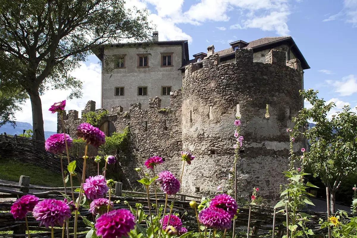 Le donne, i cavallier, l’arme, gli amori... nei castelli di Bolzano